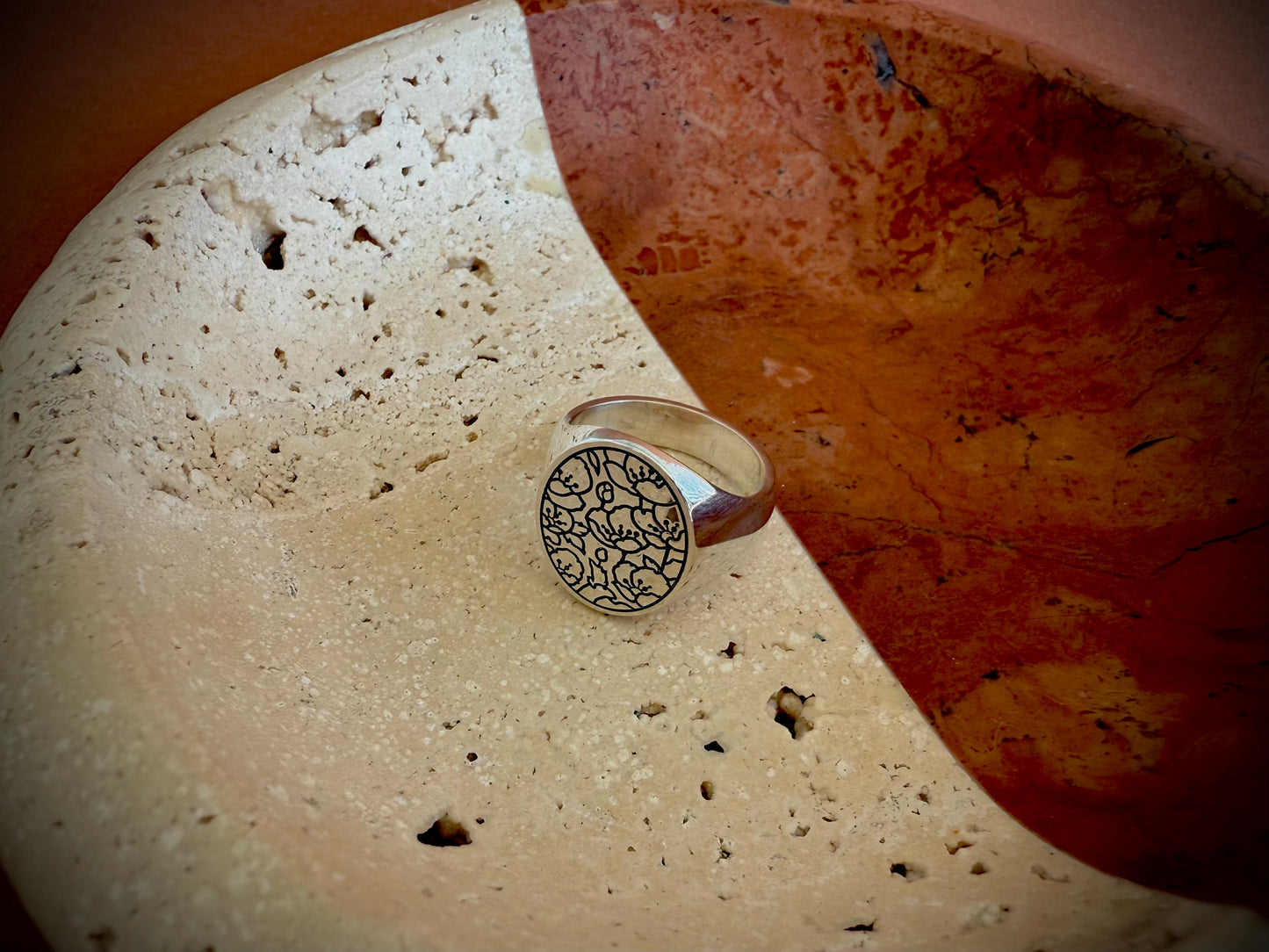 Flosculous signet ring