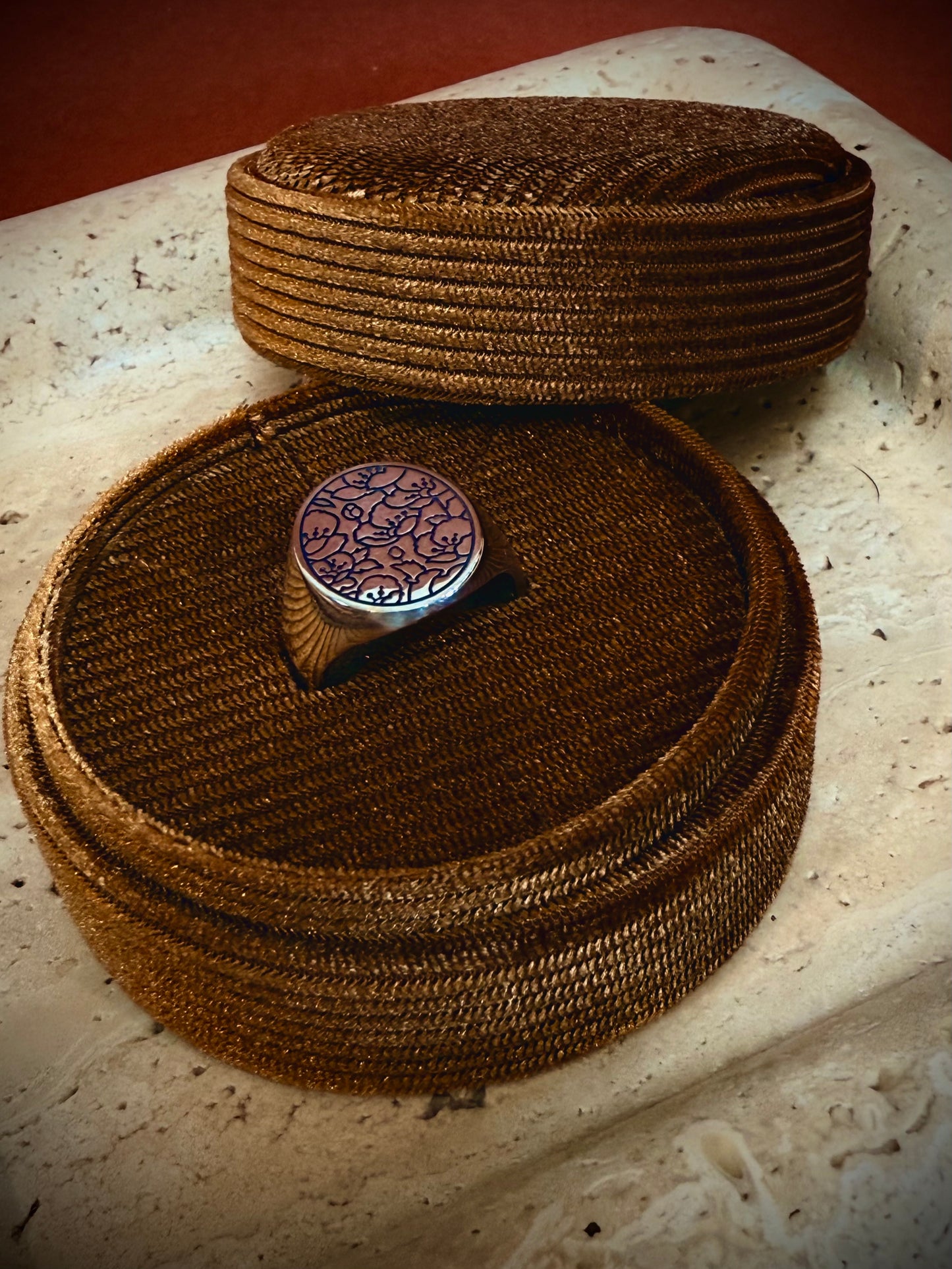 Flosculous signet ring