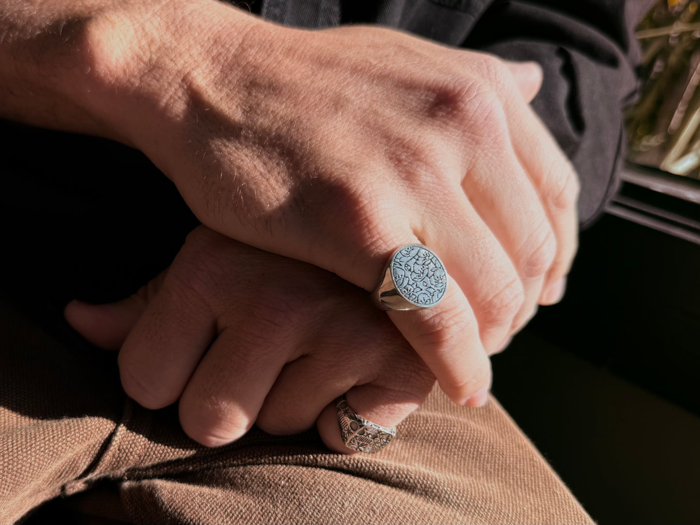Flosculous signet ring