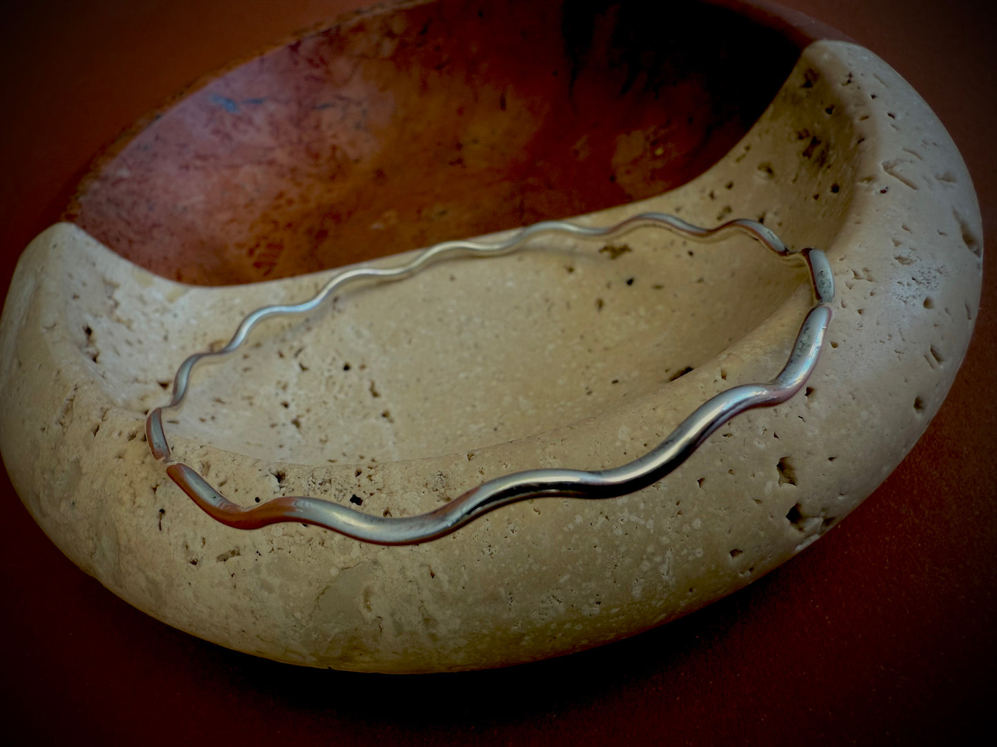 Wavy bangle