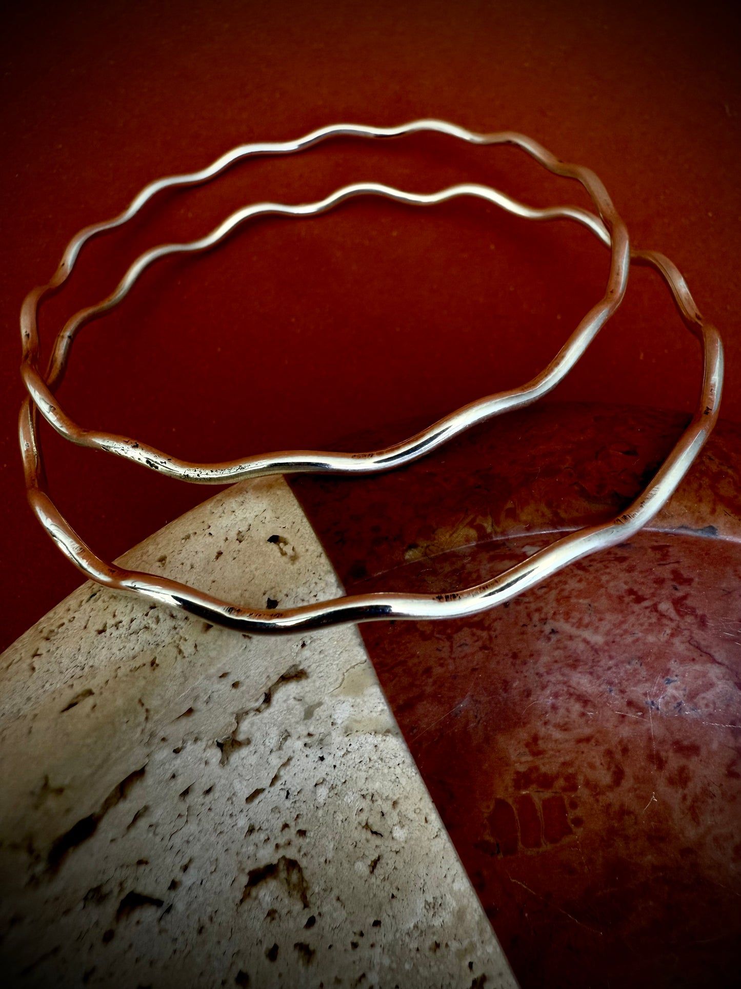 Wavy bangle