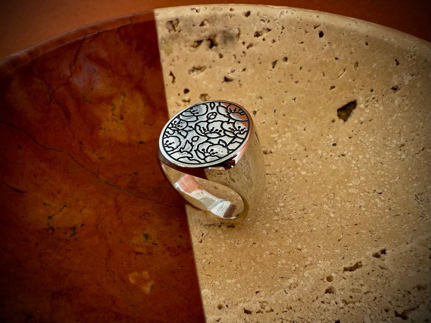 Flosculous signet ring