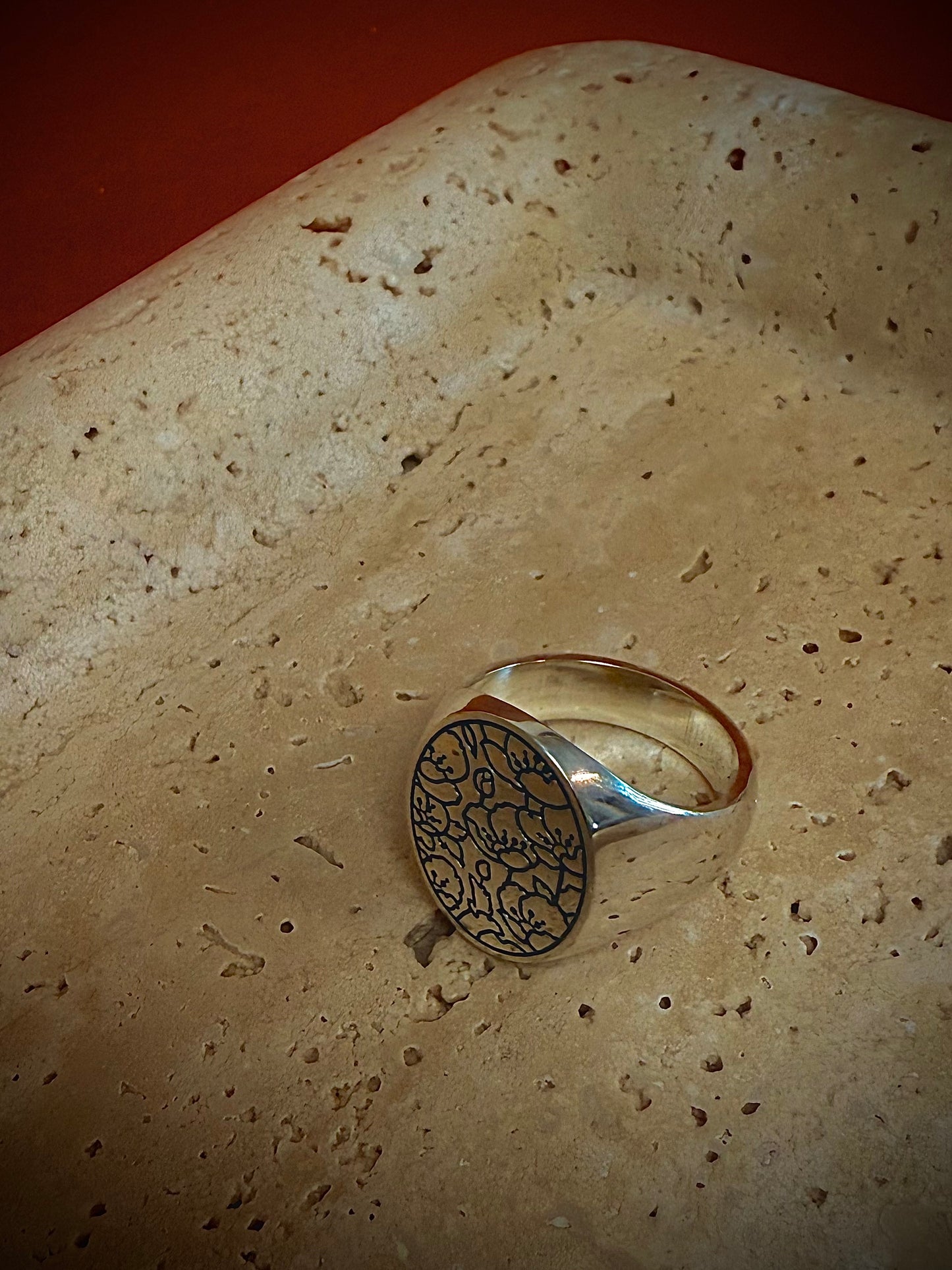 Flosculous signet ring