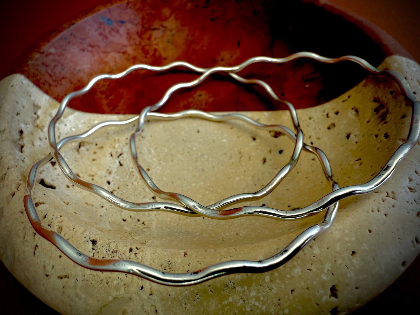 Wavy bangle